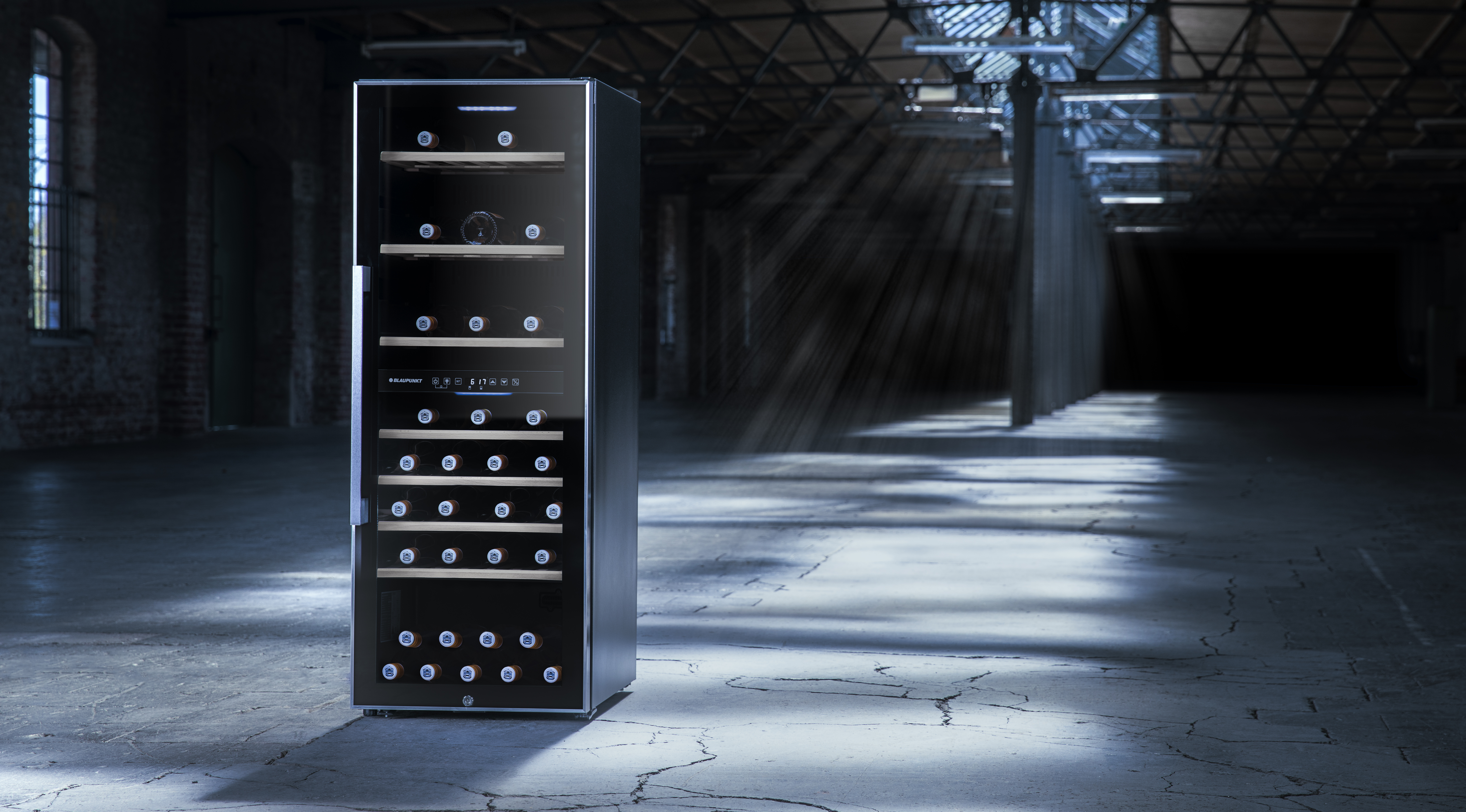 Ein Weinkühlschrank von Blaupunkt in einer Lagerhalle
